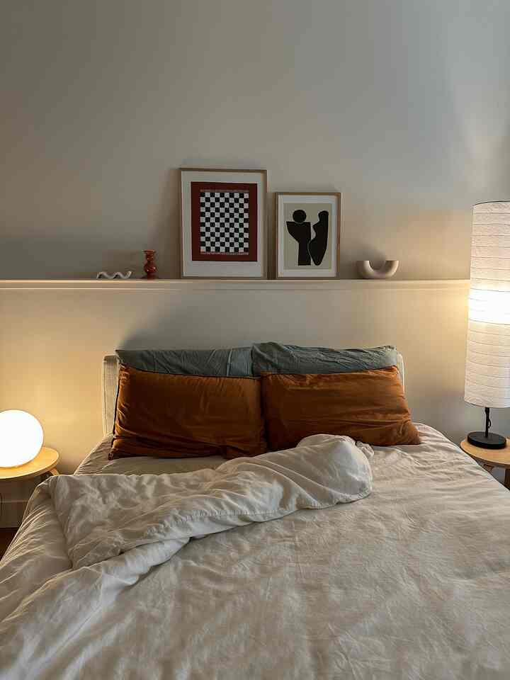 Cozying up for fall 🍁

#fallinterior #bedroom #bedroominterior 