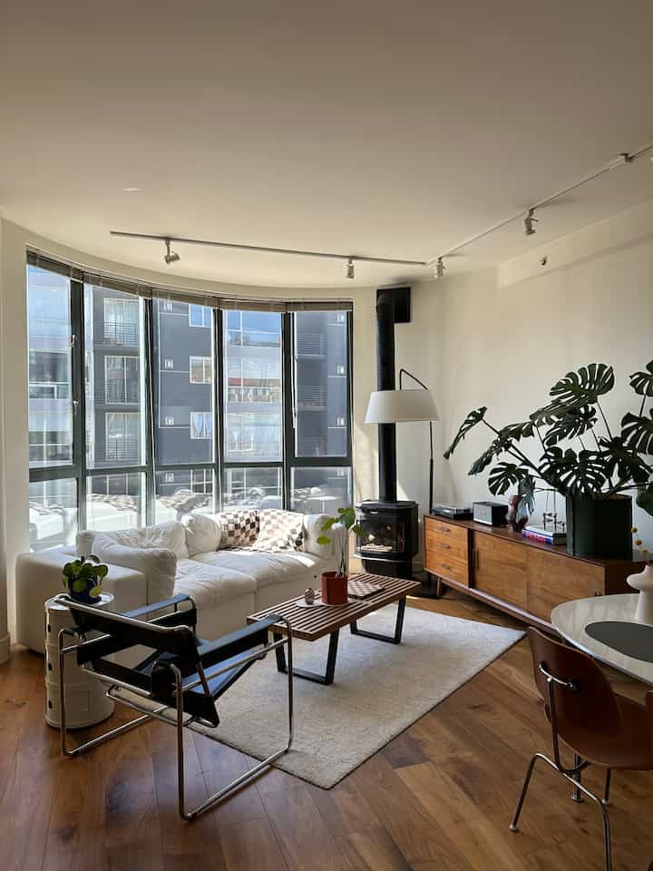 Love when that morning light hits the living room 🛋️✨

#livingroominterior #livingroom #livingroomdecoration 