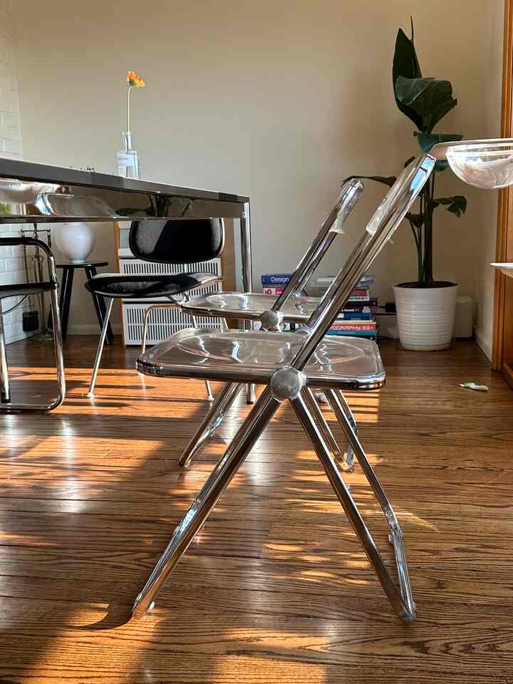 Love how the sunlight hits these Plia chairs 💛

#midcentury #vintageinterior #anonimacastelli