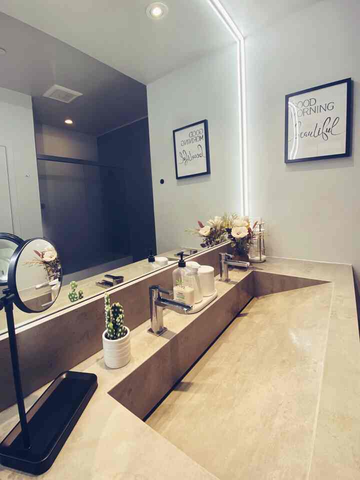 TBH…this waterfall sink stresses me out. I can’t even keep track of how many things I’ve dropped in there 🥹🥹

#bathroom #vanity #mirrorlighting 