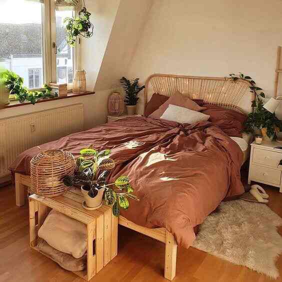 earthy tones and wood decor for a #cozy vibe! #bedroom 