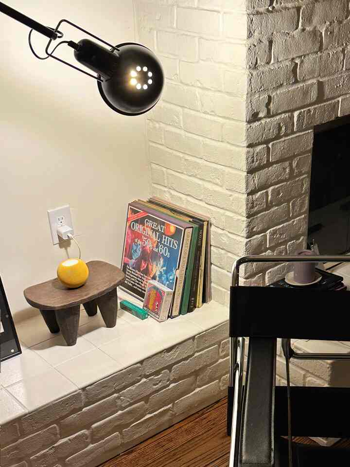 A cozy night in our living room 💛

#midcenturymodern #apple #knoll