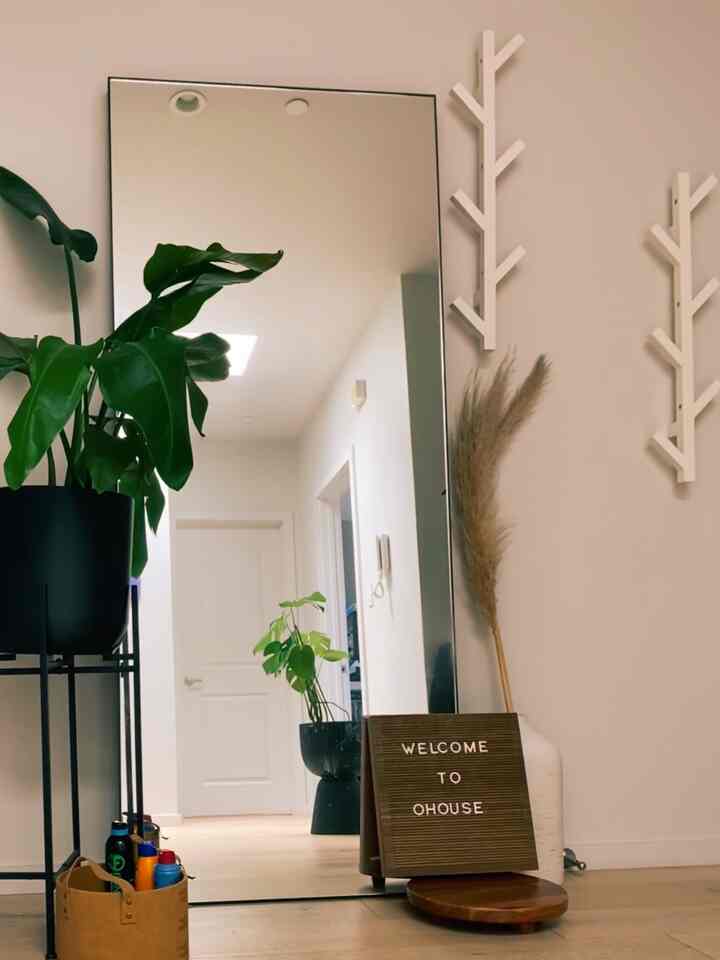 🏠✨ Mirror, mirror AGAINST the wall 

Loving how this giant mirror and coat hangers make a statement the moment you step in 

#entryway #mirror #wallhooks