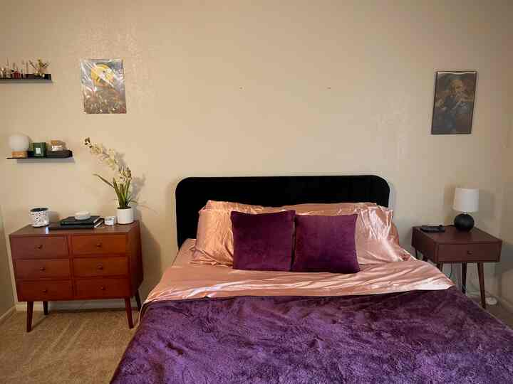 ini foto meja samping dan peti #midcentury milikku. Saya terobsesi dengan warna tabel ini! #walnut Rangka #queenbed berlapis ini sangat kokoh, tidak berisik, dan terbuat dari bahan #velvet yang lembut.