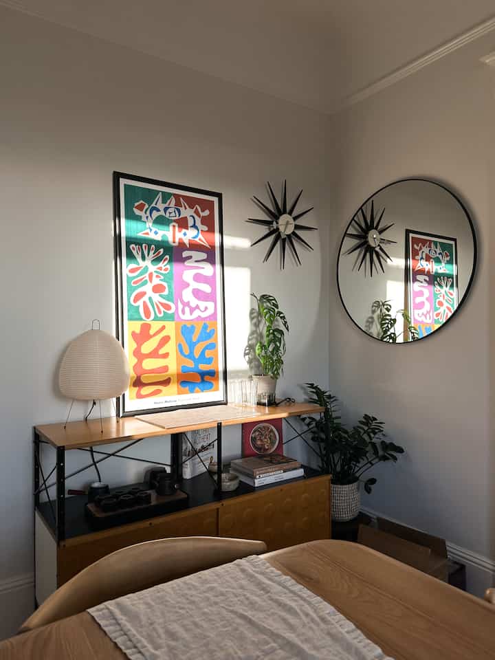 golden hour reflections 💛✨

#diningroom #mcm #midcentury #ikea #goldenhour #matisse 