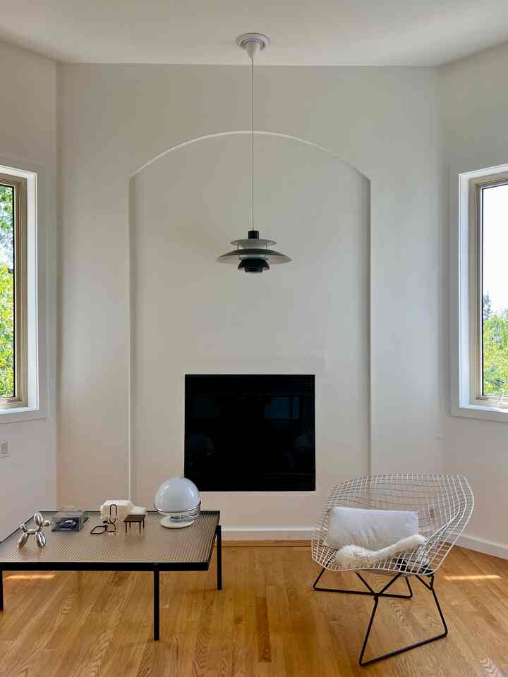 Fireplace decor in front of masterbedroom 🛋️

#midcenturymodern #fireplaceinterior #fireplacedecoration 