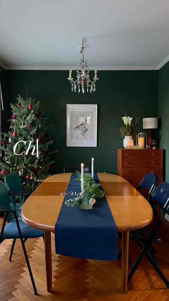 友人が来てくれ、クリスマスパーティーをしました。テーブルコーディネートを考えるのが楽しみなので、クリスマスに合わせて
テーブルランナー、松ぼっくりのオーナメント
杉、ユーカリなどを並べてパーティー感を出しました。
友達も喜んでくれて楽しい一日でした！
#クリスマス #クリスマスパーティー #クリスマスツリー #ガーランド #テーブルコーディネート
#テーブルコーデ #パーティー料理