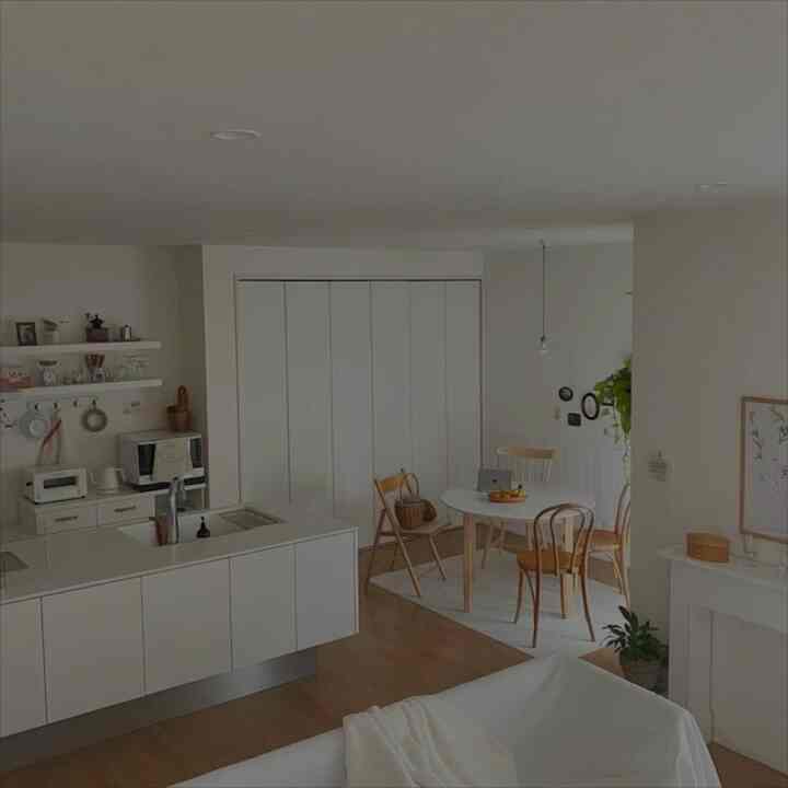 白と木目調が調和したキッチンとダイニング、落ち着いたシンプルな雰囲気のあるインテリア