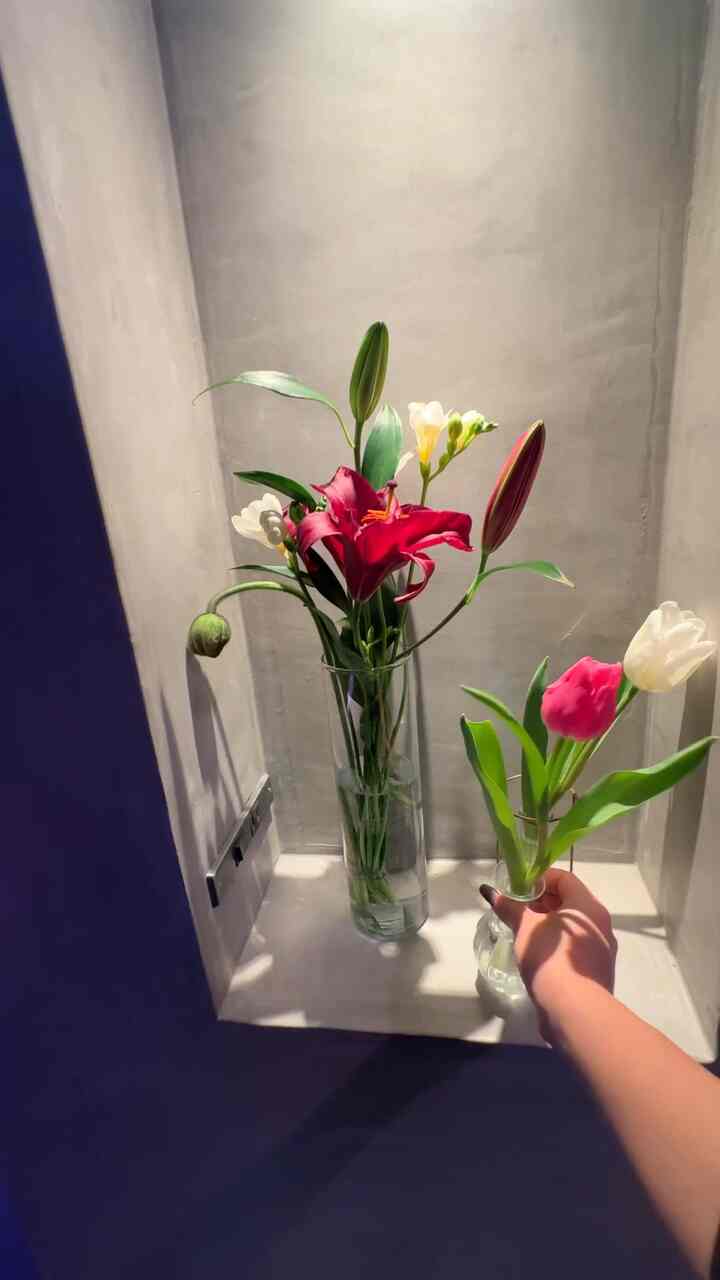 素敵なお花を仕入れたので早速飾ってみました🌷
合わせて照明の色を変えると幻想的な雰囲気のお部屋に。
照明はPHILIPSのHUEを使用しています。

#インテリア
#リビング
#ベッドルーム
#フラワー
#リノベーション
#interior
#living
#bedroom
#flower
#renovation