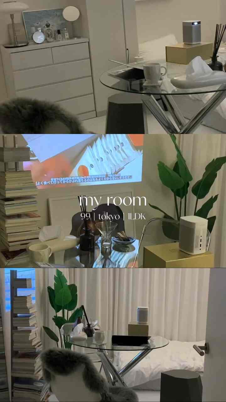 ナチュラルカラーと透明なガラステーブルが特徴の、一人暮らし用のモダンな小さなリビング兼寝室