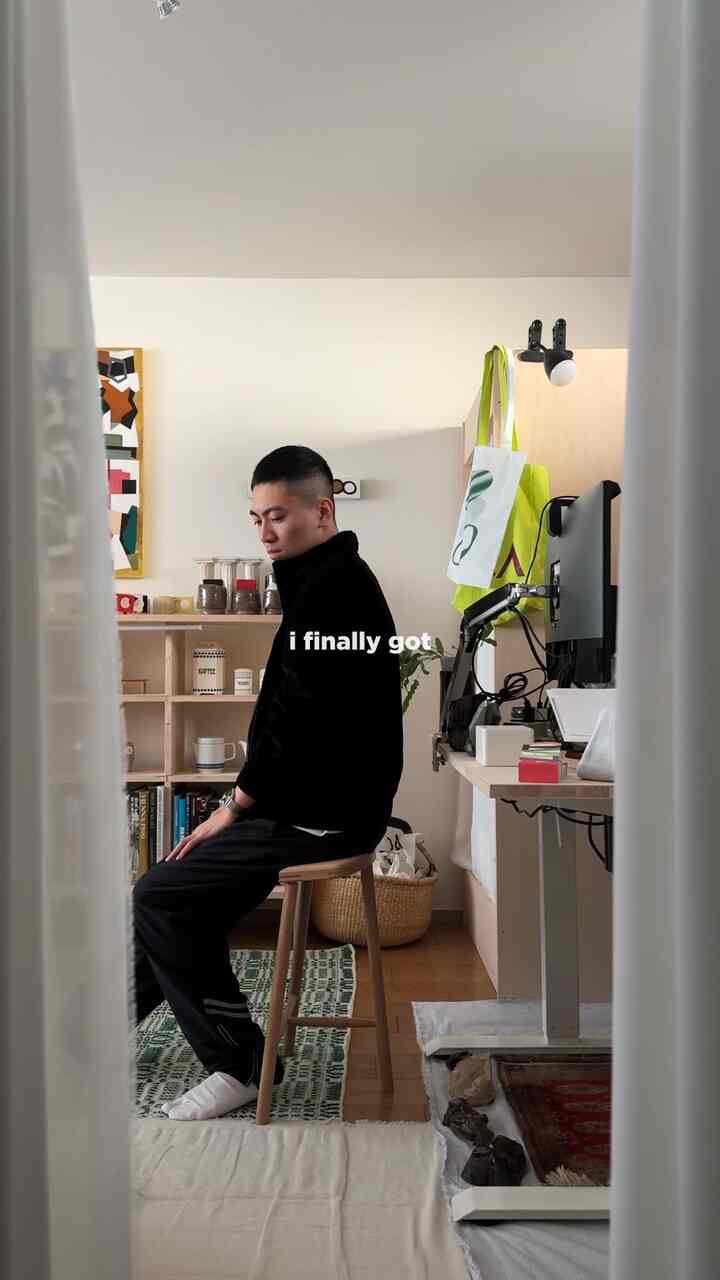 ナチュラルなトーンの一人暮らし用ホームオフィス、スツールとデスク、モニターが配置されたシンプルで落ち着いたインテリア