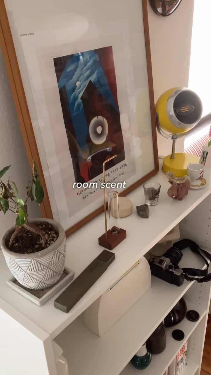 ☁️🪵

【living room】

お香: イソップ　アロマティックインセンスサラシナ
お香立て: GLENDA インセンスホルダー


【bed room】
ルームフレグランス: R/Fra 3月の香り


リビングはずっといるから嫌にならない王道のサンダルウッドの香り
寝室はほぼ寝てるときしかいないので火を使わないルームフレグランス
インテリアに合わせてシトラスと花のすっきりした香りを置いています
R/Fraはルームフレグランスのサブスク。
香りを季節に合わせて変えられたらおしゃれですよね
新しいものを送ってもらえる間隔も月2・月1・隔月と3パターンから選べるのも嬉しいです🌿
詳細はハイライトから🪶
・
・
・
・
・
#pr #リノベ #フルリノベ #リノベ事例 #インテリア #インテリアデザイン #ミッドセンチュリー家具 #ミッドセンチュリーモダン #ヴィンテージ家具 #古道具のある暮らし #インセンス #お香のある暮らし #ルームフレグランス 


