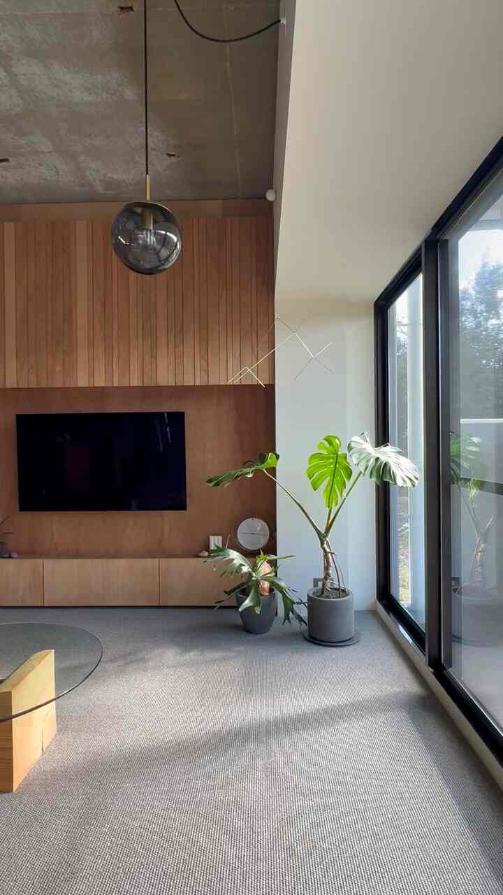 モビールが回っているのずっと見てられる



#マンションリノベーション
#躯体表し
#カーペット
#モビール