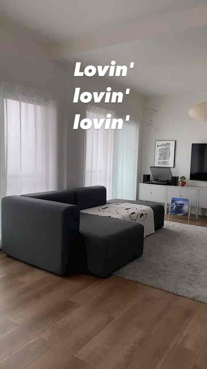 我が家の主役、HAYのMAGS SOFA🛋️
リラックスする場所といえばここ。ゴロゴロ本を読んだり、ウトウト微睡んだり。
ベッドのように大きくて広い座面で、でも背が低いので圧迫感なく部屋に馴染みます。なんと言ってもデザインが良い…！結婚してすぐ、新居にこのソファを置きたいねと話し、生地を直接見るために夫と東京旅行したなぁ。届くまで数ヶ月待ちに待った思い出☺️


#hay #ソファ #ソファインテリア #ソファおすすめ 