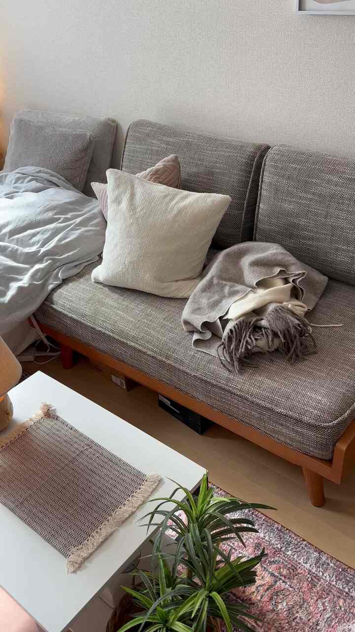 ソファー周りになります😊
・
#1kインテリア #ナチュラルインテリア #賃貸インテリア #ひとり暮らし #間接照明 #間接照明のある暮らし #灯りのある暮らし #レコードのある生活 #レコードのある暮らし #cozyroom #myroom #丁寧な暮らし #好きなものに囲まれた暮らし #インテリア雑貨 #roomtour #ルームツアー #リセノと暮らす #かなでもののある暮らし #unicoのある暮らし #壁面インテリア #ソファー #interior #テーブルライト #フロアライト #グリーンのある暮らし #ドライフラワーのある暮らし #ヴィンテージラグ #日常を切り取る #日常の風景 #無印良品のある暮らし 