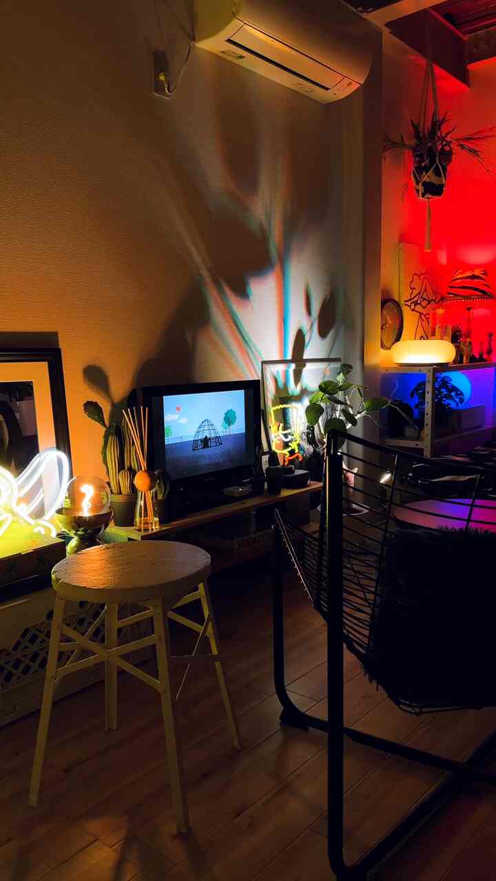 間接照明が優秀すぎる💡
暖色系も寒色系もごちゃ混ぜの不思議空間🔮

#一人暮らし #一人暮らし男子 #一人暮らし部屋 #一人暮らしインテリア #ひとり暮らし #ひとり暮らしインテリア #ワンルーム #ワンルームインテリア #ワンルーム一人暮らし #狭い部屋 #インテリアコーディネート #インテリア雑貨 #インテリア小物 #1K #1K6畳 #6畳 #ワークスペース #ikea #셀프인테리어그램 #셀프인테리어 #인테리어코디네이트 #인테리어소품 #작업공간 #interior #roomdesign #roomdecor #roomtour #workspace