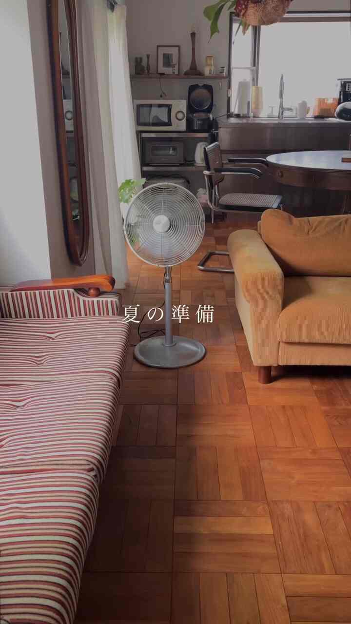 もうすぐ夏！
扇風機を出しました

出した途端肌寒い日に…笑

この扇風機は近所のリサイクルショップで購入しました
ちょっと壊れていて、首振りを止めることができません笑
レトロな見た目ですが、ドウシシャというメーカーから出ている現行品です

シルバーって可愛いですよね

#リノベーション
#インダストリアル
#ミッドセンチュリーモダン 
#古道具のある暮らし
#ヴィンテージ家具