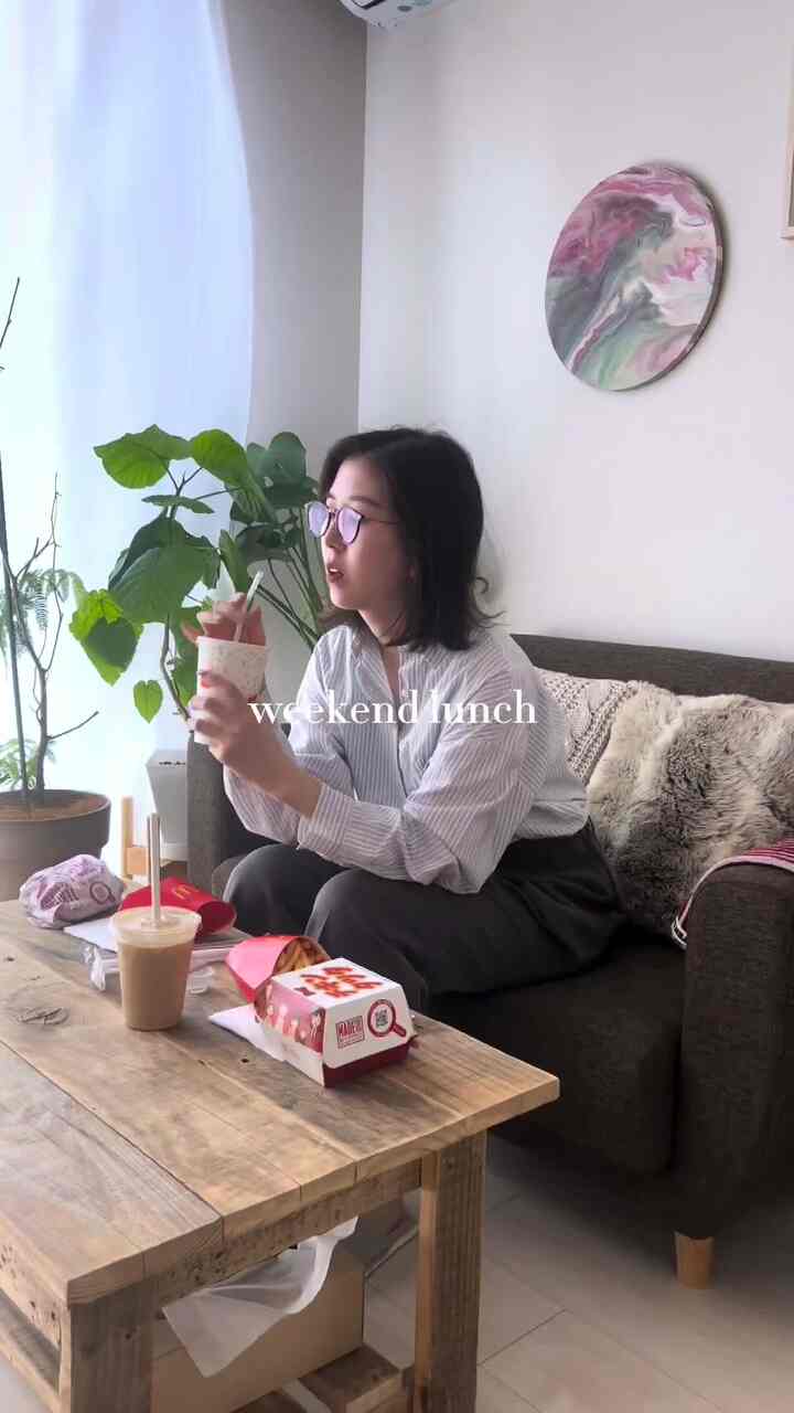 ベージュとナチュラルカラーのリビング、ソファと木製ローテーブル、観葉植物が配置された落ち着いた雰囲気のインテリア