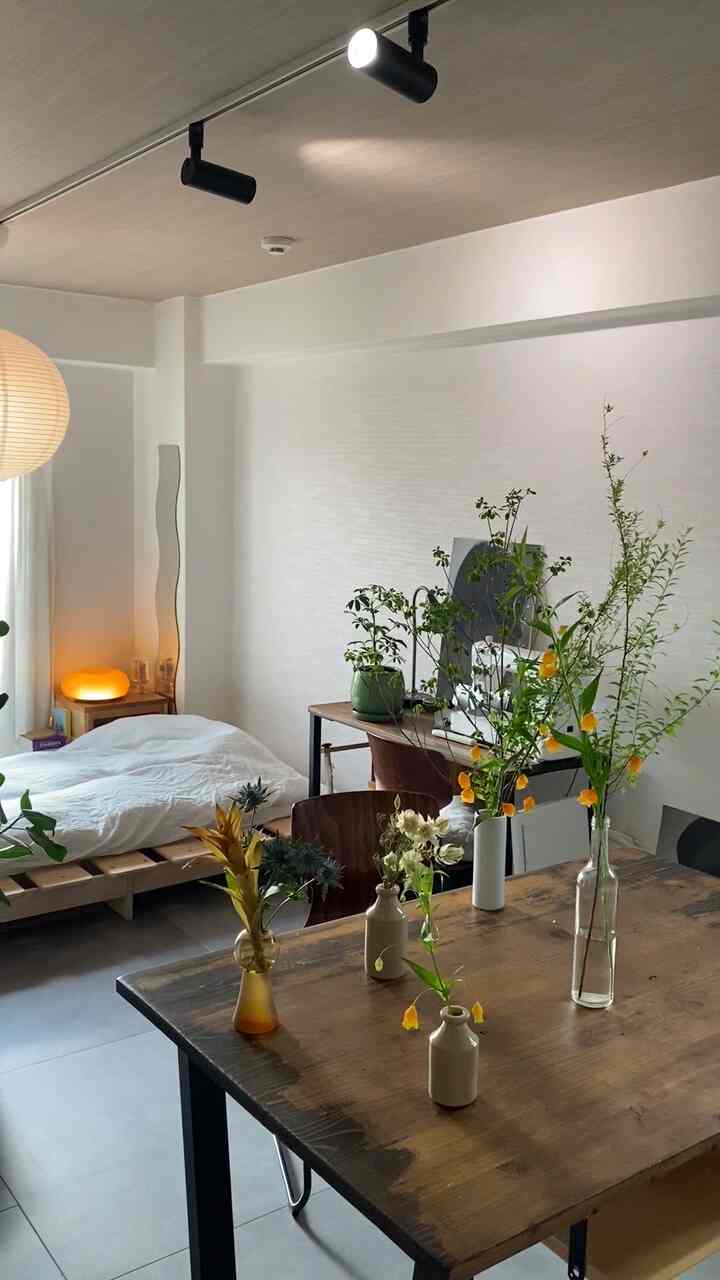 新しい花たちをお迎え💐
　　
#ひとり暮らし #ワンルーム #ワンルーム一人暮らし #賃貸 #賃貸ワンルーム #和モダン#すのこベッド #フロアタイル #花のある暮らし#花瓶 #観葉植物 #京都暮らし #HAY #KANADEMONO #IKEA 