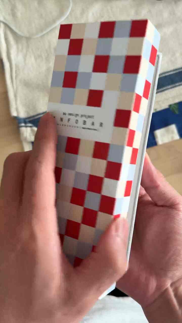 昔のケータイはデザインが面白かった！特にauのdesign project は有名デザイナーを率いて、見たこともないケータイをいっぱい出してた。特に好きなのが深澤直人さんデザインのinfobar 。もう堪らん、よだれ出るぐらいツボです。そんなinfobarがApple Watchケースとして再販されることになったの。ただケースとしてだけ使うのは勿体無いから、ちょこっとdiyして壁掛け仕様に。

#アートのある暮らし #一人暮らしインテリア #productdesign