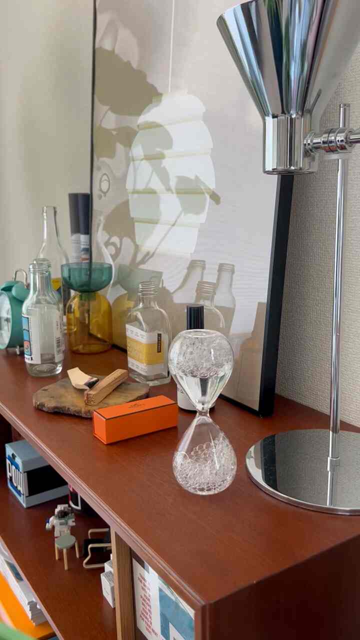 プレゼントで頂いたお気に入りの‘awaglass’！
「泡時計」なのですが、砂時計とかと違って時間を測ったりは出来ひんので要注意！
夜ボーッとこれを見てる時間が週1ぐらいであって、観葉植物も相まって自然を感じれます。

#interior #roomtour #midcentury #BauhausJapan #vintagefurniture #Artek #IKEA #lightroom #70B #sempre #Vitra 