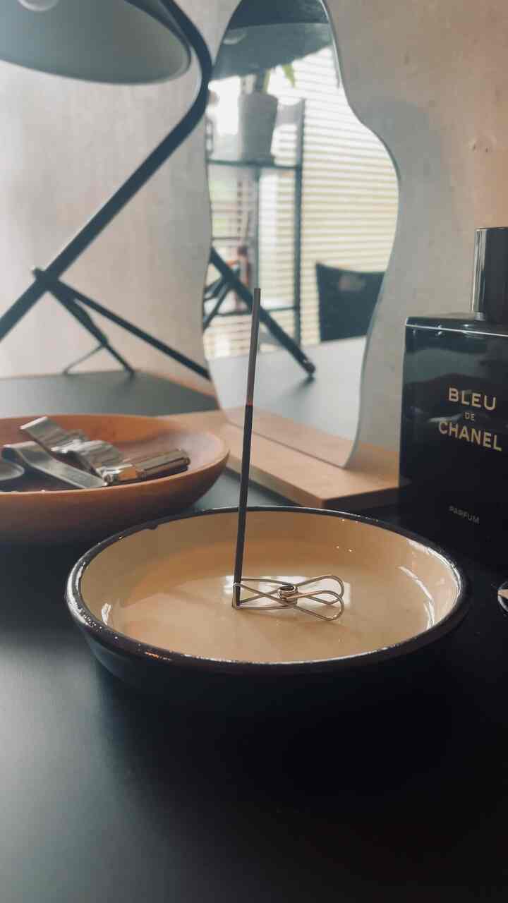 お香焚いた後に人と会うと、"墓参りでもしてたん？"って聞かれる。

さすがにcollinsでお線香は、故人とはいえカルチャーショックってもんです。

でも、サンダルウッドの良い香りは世代問わずにシェアしたいですね🐇

#お香
#collins