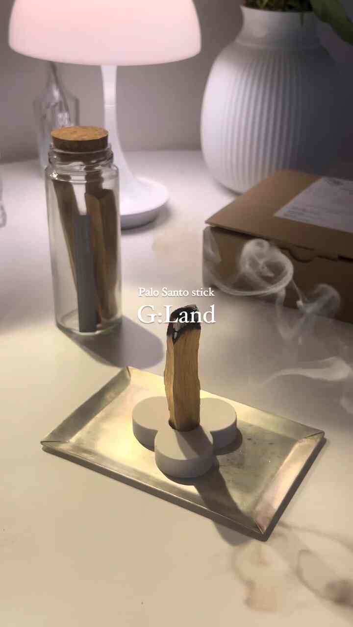 Saya menerima Palo Santo sebagai hadiah dari ohouse 👏🏻✨
‍
Saya sangat senang karena ruangan itu dipenuhi dengan aroma yang harum.
Palo santo memiliki aroma harum yang keluar meskipun Anda tidak menyalakannya. Semua orang juga harus mencobanya! Direkomendasikan 🤍

#Skandinavia #ナチュラルインテリア #韓国インテリア #北欧インテリア #ローテーブル #木製 #コンパクト #木目 #一人暮らし {8 #Kohabitasi } #新築 #賃貸 #インテリア #テーブル #ナチュラル #シンプル #リビング #ソファ #観葉植物 #パロサント #お香立て