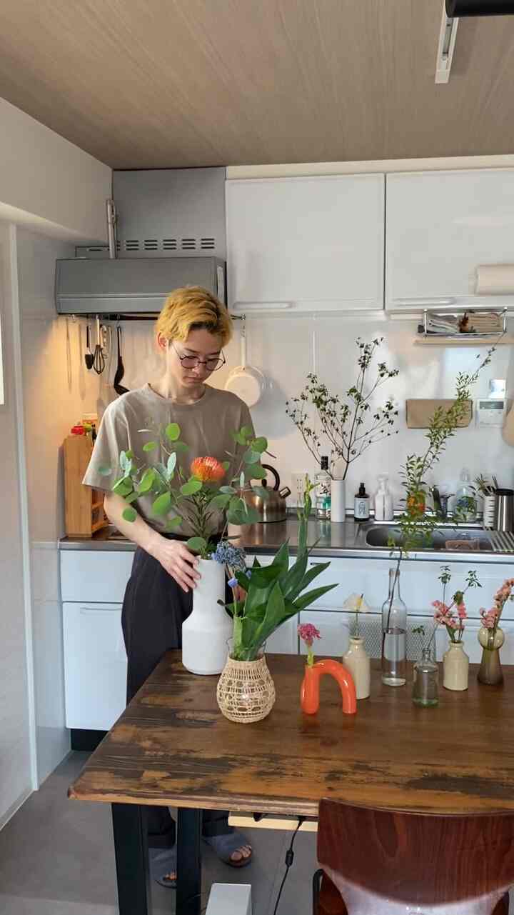 Saya merasa udara di dalam ruangan menjadi lebih baik ketika saya mengganti air untuk bunga.
　　
#Japaneseroom #Japaneseinterior #studioapartment#Hidup sendiri #賃貸 #ワンルーム #キッチン #DIY #DIY家具 #DIYテーブル #花 #生花 #花瓶 #フラワーベース #琺瑯 #ACTUS #月兎印 #サンゲツ #京都暮らし