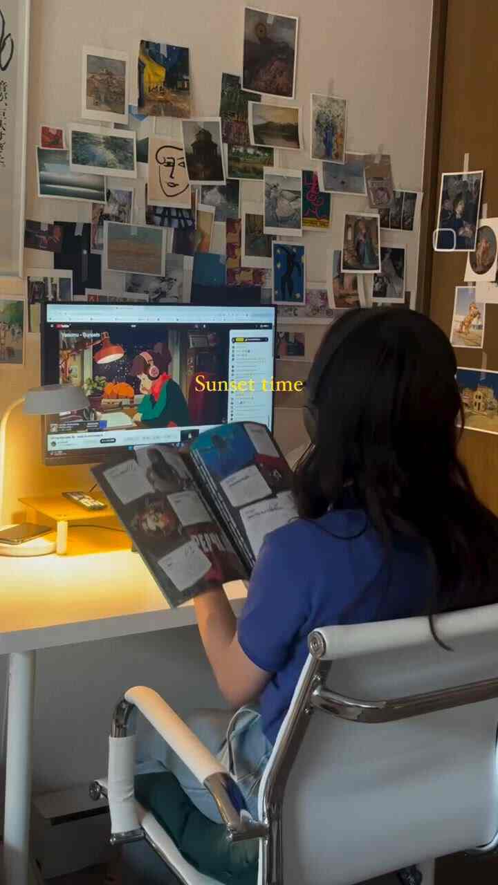 White and brown 8-tatami home office with wall covered in art prints and warm indirect lighting creating a cozy atmosphere