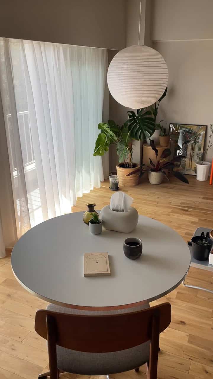 There is no boundary between the living room, bedroom, and dirt floor, and because it is a continuous space, the breeze flows through comfortably.

#renovation #マンションリノベーション #howwelive #mylvngrm
#apartmenttherapy #apartmentinterior
#interiordesign #interiordecor #interiorinspo
#structural plywood #interiorgreen #観葉植物
#tesammans #ikea