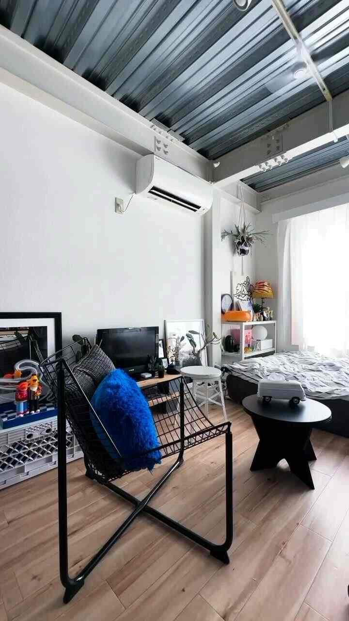 DAY & NIGHT

昼間の自然光と、夜の間接照明で作る雰囲気🌞🌛
こんなに変わっちゃうから.なんか部屋が2つある感覚。笑

この変化を楽しむためにたくさんの間接照明を置いてます！

どっちの雰囲気が好きですか？
よかったらコメントで教えてください🙋‍♂💬

#1秒動画 #昼と夜 #間接照明 #一人暮らし #ルームツアー #ミッドセンチュリー #一人暮らし男子 #一人暮らし部屋 #一人暮らしインテリア #ワンルーム一人暮らし #モーニングルーティン #homestyling #cozyhome #homedesign #midcenturymodern #interiordesign #dayandnight #ambientlighting #hometour #homedecor #minivlog #roomdesign #roomdecor #roomtour #morningroutine #셀프인테리어그램 #셀프인테리어 #인테리어코디네이트 #낮과밤 #간접조명