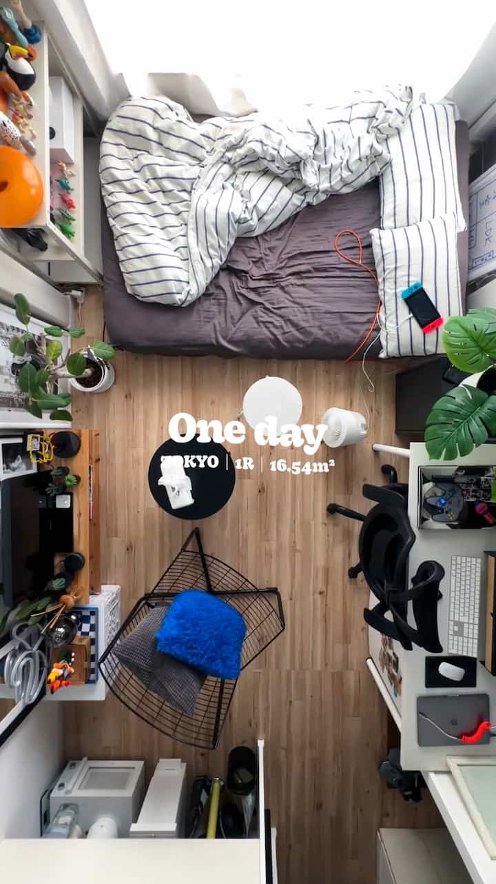 ナチュラルトーンの木目調フローリングに、シングルベッドとデスク、オフィスチェアが配置された16.54平方メートルの居心地の良いワンルーム一人暮らし空間