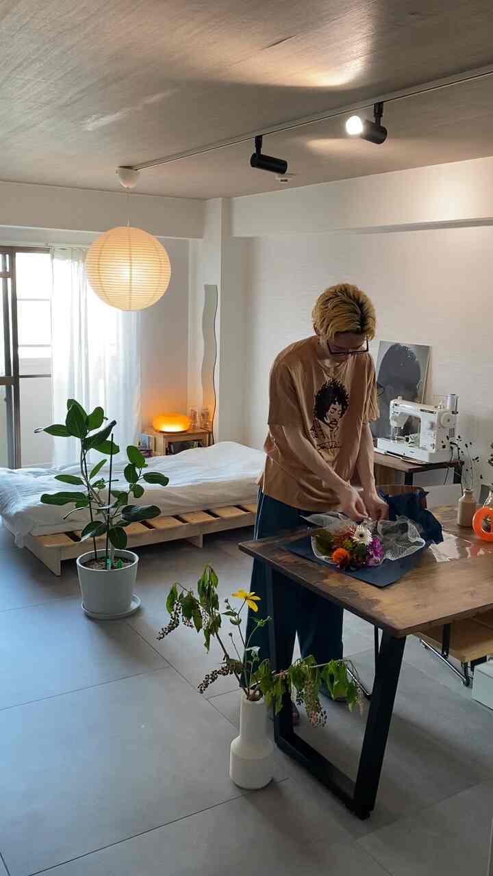 お花、どうやって生けようかな〜って考えてる時間も好き🟠
　　
#1R #一人暮らし #賃貸 #ワンルーム #japandi #観葉植物 #花 #和モダン #フィカス #ゴムの木 #HAY #KANADEMONO #IKEA #ACTUS #京都 #京都暮らし