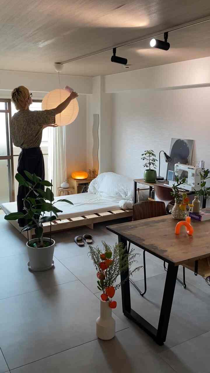 Sometimes I clean the interior too 🧹
(I also cleaned up the dust that had fallen later 🟠)

When your room is clean, your mind is also clean ~

#living alone #ひとり暮らし #1R #ワンルーム #賃貸 #和モダン #ジャパンディ #掃除 #japandi #japaneseroom #japaneseinterior #照明 #HAY #IKEA #KANADEMONO #ACTUS #サンゲツ #京都暮らし