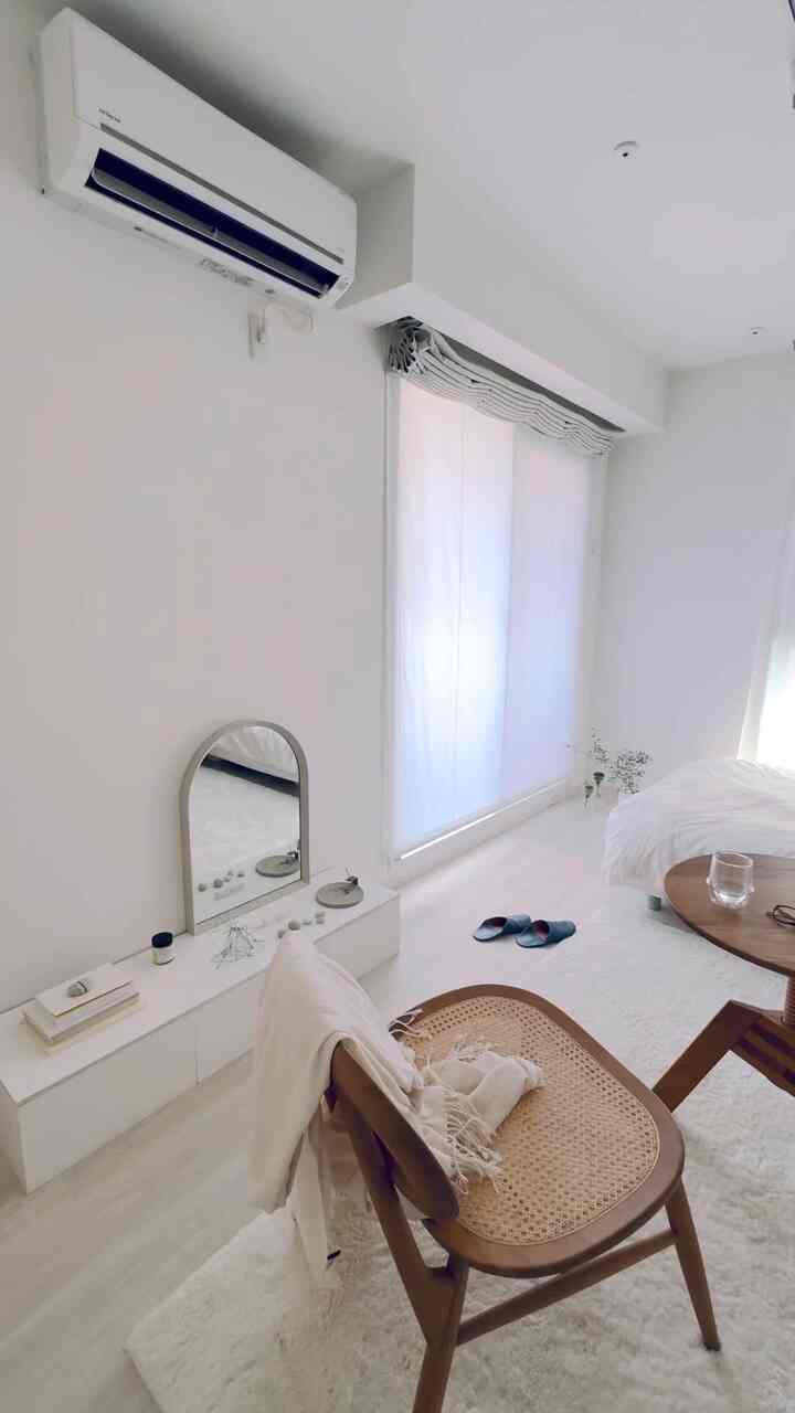 「外でどんなに嫌な事があっても
家に帰って淡々といつも通りの小さな暮らしに身を置きます

バッグの中身を全部取り出して
家を整えて
食事を作って
食べて
片付けて

そうしているうちに
嫌なことは小さくなって
やがて
大抵はどうでもよくなっていきます

わたしにとって
家が一番癒される空間なので
アカウント名もそんな雰囲気でつけました

誰にとっても
自分の家が世界で一番好きな場所であれば
素敵だなぁ
と思っています」

インスタで2年前に書いた文章です
今も変わらず
そう思っています

#ひとり暮らし
# 1kインテリア
#シンプリスト
#小家具
#デザイナーズ