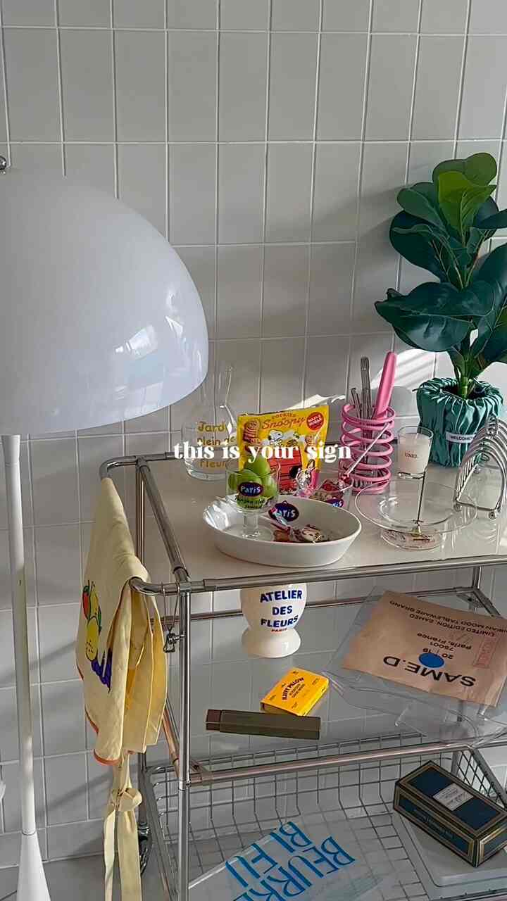 やっと完成したタイル貼り🤍完成と一緒に
模様替えもした🫶🏻タイル×トーゴも良く合ってたけど家具を置いた方が光が当たった時に綺麗だったからソファーを移動した🛋️


#diy #cozyliving #livingdecor #diy女子 #タイルdiy #リビング #リビングルーム #マイルーム #マイホーム #マンション暮らし #韓国インテリア #部屋作り #模様替え #거실 #거실인테리어 #오늘의집 #마이홈 #타일 #타일시공 #아파트인테리어 