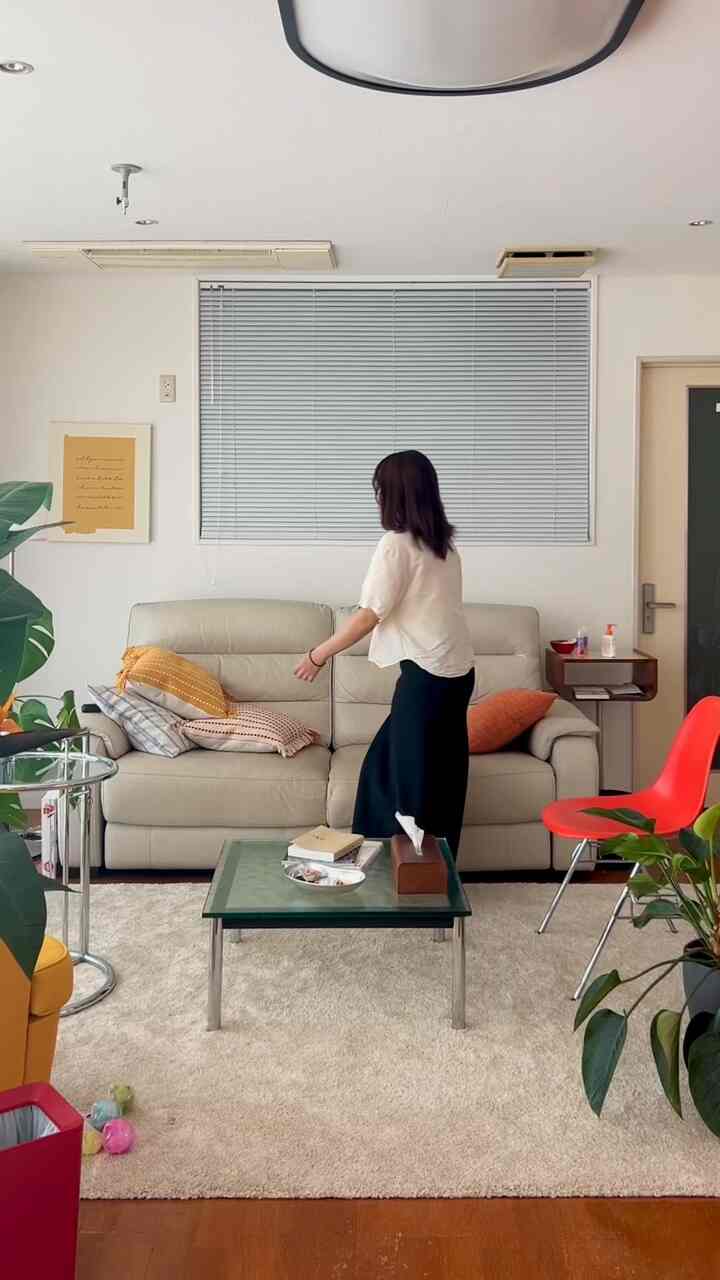 朝のお掃除ルーティンです🧹
ささっと荒れたところを整えて、コロコロや掃除機をかけて、ファブリーズして終わりです！
水拭き掃除機を買ってから、床が本当にきれいになったので凄くおすすめです🥺🫶 
#ミッドセンチュリー #ミッドセンチュリーモダン #モーニングルーティン #掃除機 