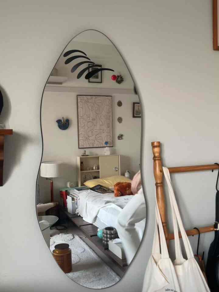 白とナチュラルウッドの色調が調和する1人暮らしの1K寝室兼リビング、モダンで清潔感のあるインテリア