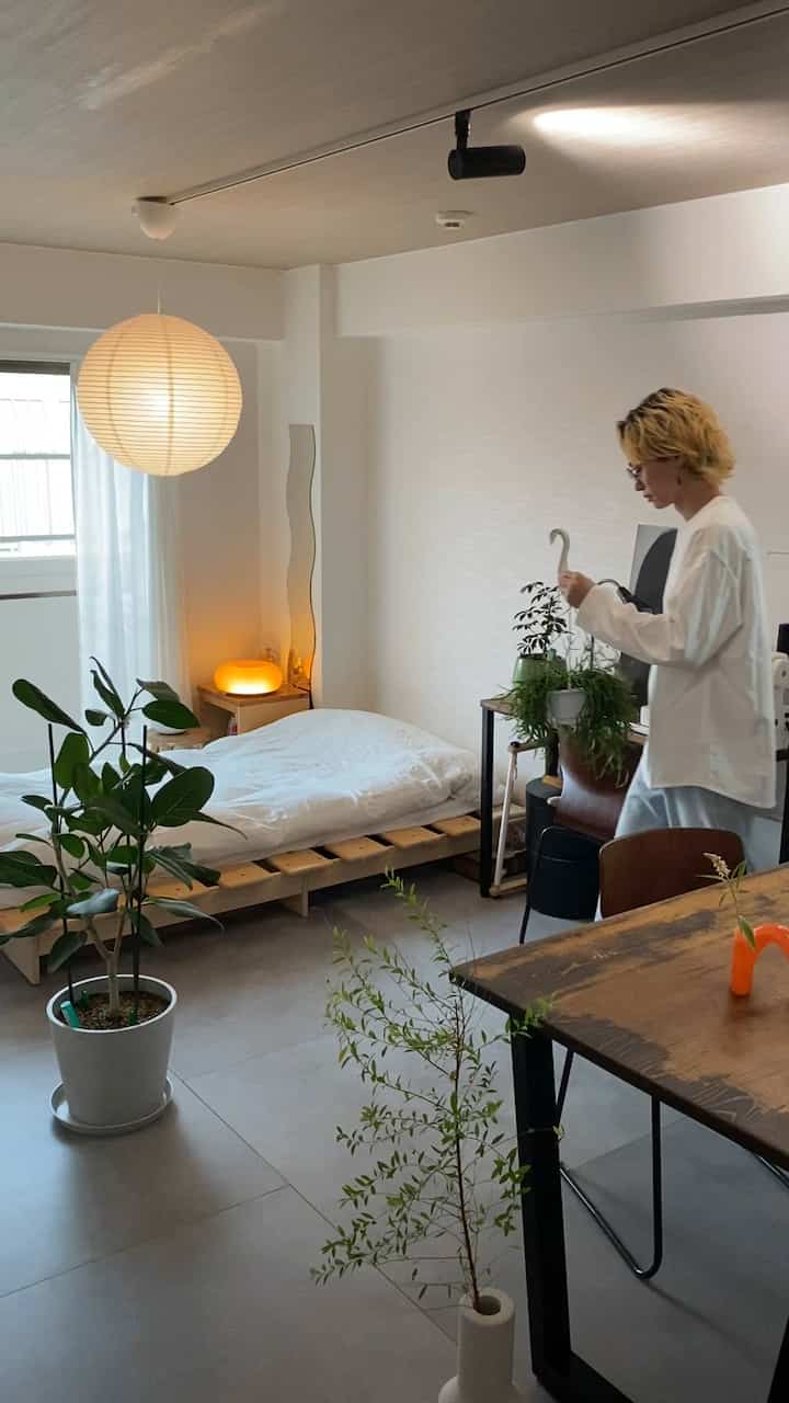 新しいシャツゆったり着やすくてgood🟠
　　
#一人暮らし #1R #ワンルーム #賃貸 #和モダン #ジャパンディ #観葉植物 #フロアタイル #照明 #HAY #KANADEMONO #ACTUS #サンゲツ