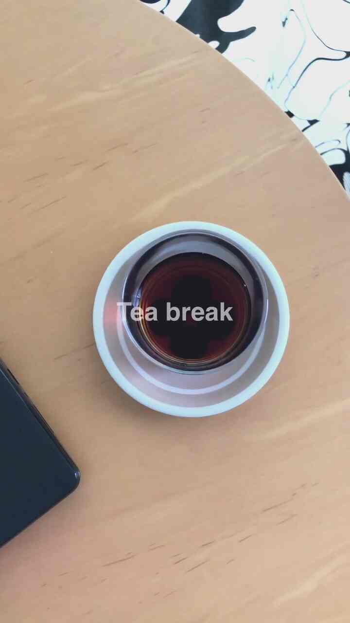 紅茶でちょっと休憩🙂 ボデガグラスの下には、リトルマーメイドの「あのパン！プレート」をコースター代わりにしています。
#ボデガ #ボルミオリロッコ #bormiolirocco #小さな部屋 #シンプルな暮らし 