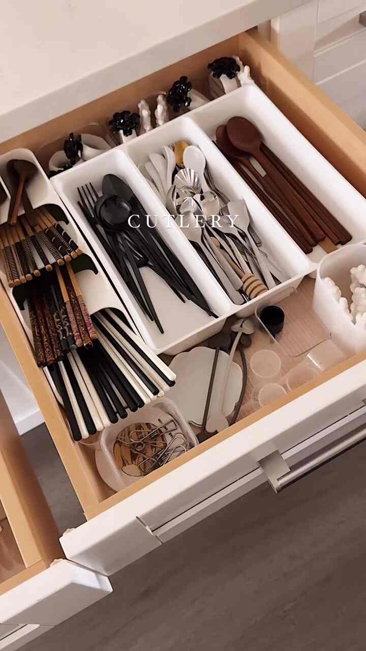 Cutlery organization 🍴

#kitchen #kitchenstorage #kitchenorganization #cutlery #cutleryorganization #laguiole #cutipol #tackaon #ernst #byon #nicot #cheeseknife #breadknife #spoon #fork #servingspooon 
