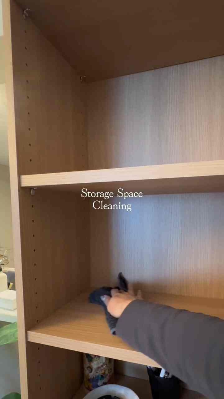 リビング　収納スペース掃除した☺️✨
細かいところまで掃除すると心も洗われる気がする🧼
　
#掃除日和 #cozy #cozyroom #2人暮らしインテリア