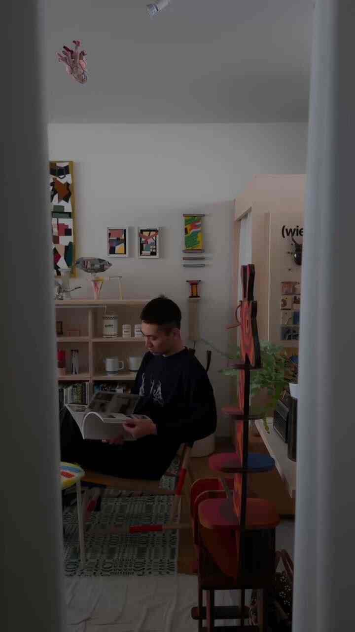 ナチュラルな色調の一人暮らし向け空間、ヴィンテージ家具と本棚が配置された雰囲気のある書斎兼ダイニングルーム