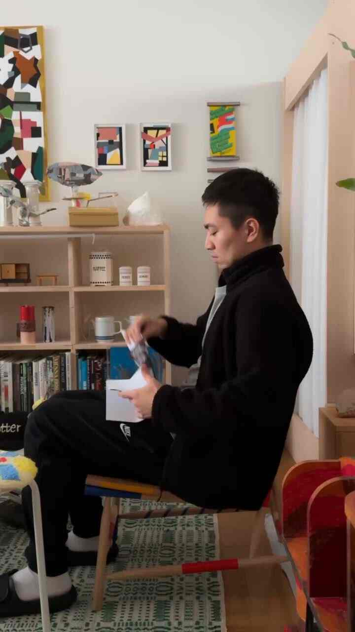 スペインからポスターが届いた🧚‍♀️

#一人暮らしの #ビンテージ家具 #デザイナーズ家具 #1LDK #本棚 #ラグ #ダイニングテーブル #アートウォールインテリア #ポスター