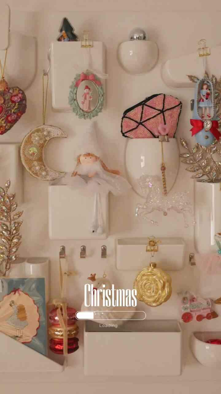 オーナメントまとめ🩰まとめたい系統のイメージを決めて、それに合うオーナメントに出会うまでは買わないと決めていました🙆‍♀️急に好きな感じのものに出会えたので嬉しかった〜！🌙

#建売住宅 #建売 #カラフルインテリア #colorfulhome #ウーテンシロ #クリスマス #オーナメント