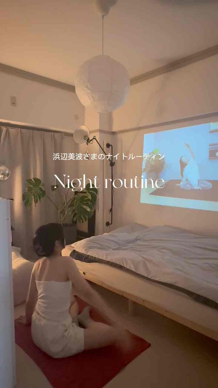 5畳で浜辺美波のナイトルーティン🌙

ほんわかのした空気感を持ちながらも、芯が強くて、ストイックそんなところが大好きで、
ヲタクさせてもらってます🌱

どうしたら、美波さまのような透明感がだますか？と言う質問に対して

どんなときでもまっすぐ、魂は汚れさせないぞという気持ちを大事に、人にイヤなことをしないとか、そういう積み重ねで、内面が外見に出る気がします。って答えた、、

ハァ〜
オレと結婚して、、、？💍

#浜辺美波 #浜辺美波好きな人と繋がりたい #浜辺美波可愛すぎ #社会人の休日 #プロジェクター#プロジェクターのある生活 #狭い部屋