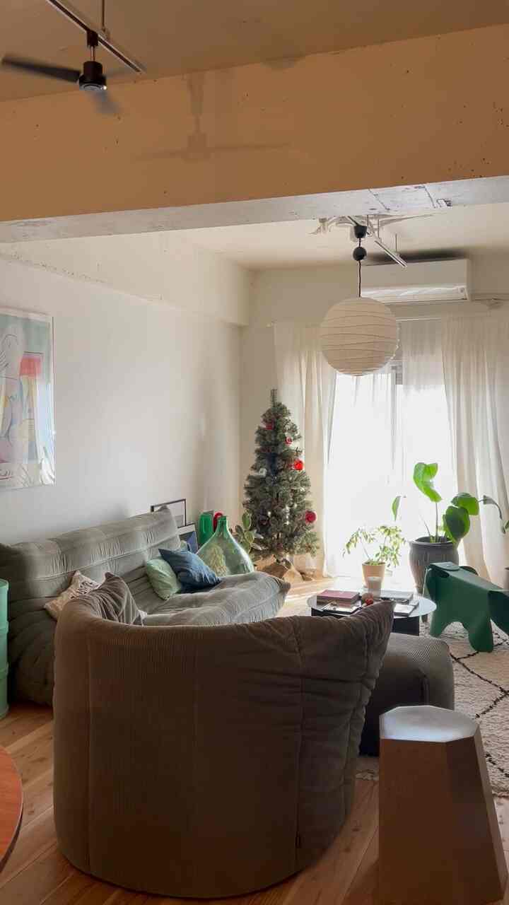 勢いでクリスマスツリーを買いました🌲
まだオーナメントが全然ないので引きで🧐🎞️

#クリスマスツリー　#クリスマス飾り  #クリスマス装飾 #リビングインテリア #アルザスツリー　#クリスマスツリー・グッズ  #クリスマスの準備 
