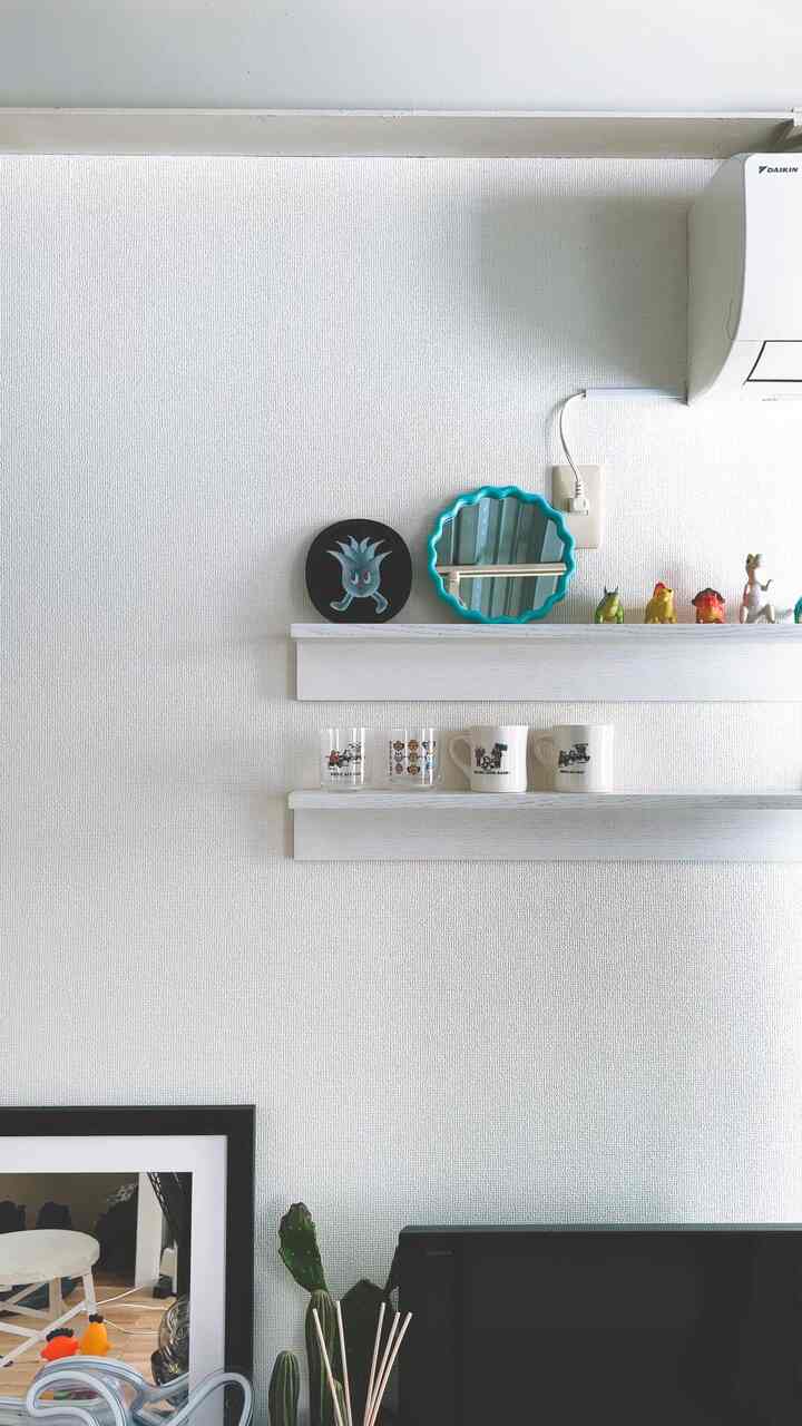 #ohouseshopping から良い感じのプレートが届いた！

「Super Position」 の「Digital Jagae」っていうシリーズのプレート🍽️
ゲームのキャラみたいなグラフィックは、螺鈿塗りっていう貝殻を使った技法で作られてて
グレーに見えるけど実際は銀っぽい感じ🥬

現代的なグラフィックと伝統的な技法がミックスされてるのが個人的にグッとくるポイント❤️‍🔥

グラフィックを見ていたいから皿として使わずに壁に飾ってます🤘

オーハウスショッピングは韓国発のアイテムが多い印象で、日本では出会えないようなアイテムが結構ありそう…おもしろアイテム見逃さんように定期的にチェックせんとな👀

#ワンルームのくらし #狭い部屋のインテリア #壁掛け棚