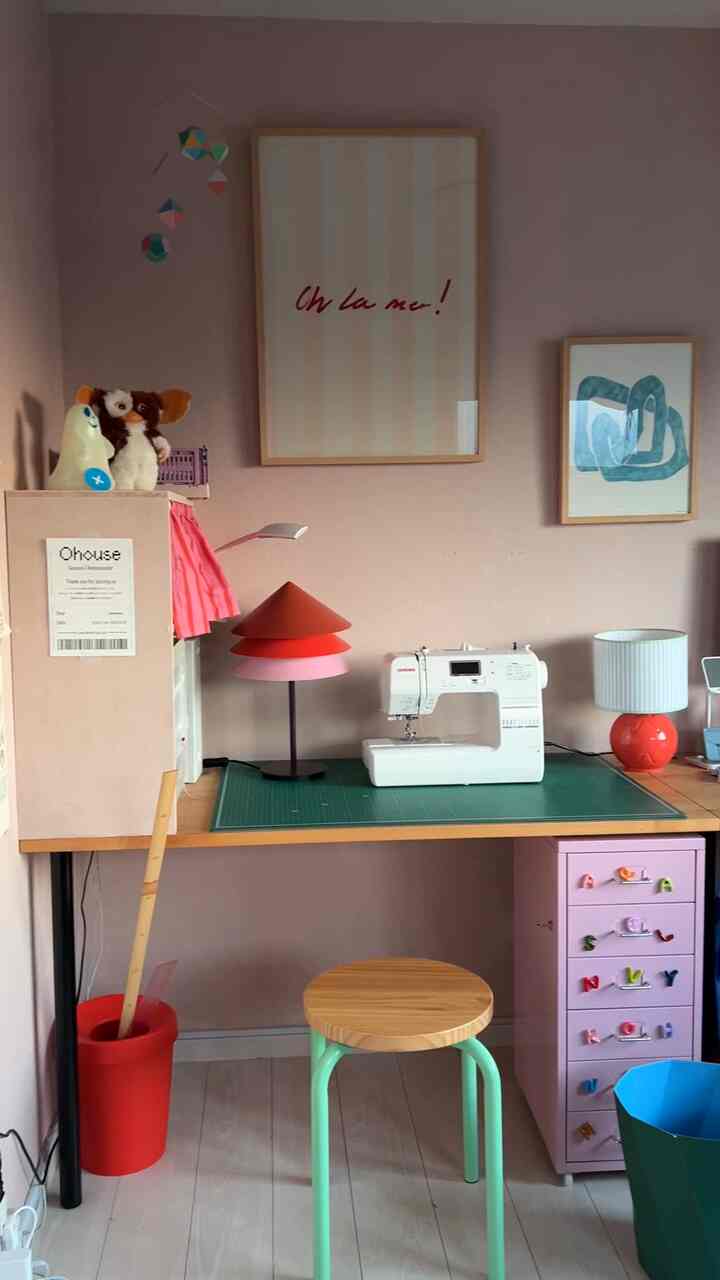 ここでのお気に入り①はwall of artで買ったhannnapetersonのポスター（水色のもの）。額装もわりと高価な木の額縁をオーダーで作ったのでめちゃくちゃかっこよくて気に入ってます。この水色はもう販売していなさそうだけど、他の色のシリーズをブラックフライデーセールで購入しました。並べて飾る日が楽しみすぎます🥰

#wallart #poster #deskroom