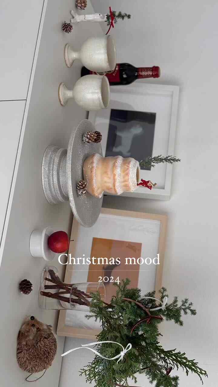 Minimal Natal 🎄🎅
Saya selalu ragu untuk membeli pohon setiap tahunnya, namun tahun ini saya menyusun buket mini di dalam gelas berbentuk sepatu boot dan menghiasinya dengan pita velour 🎄

Tahun ini, aku mengadakan beberapa pesta Natal dan suamiku serta aku tidak mempunyai hari libur yang sama, jadi hari ini agak awal, tapi kami memasuki semangat Natal bersama lebih awal🎅
Saya sudah lama bertanya-tanya apa yang harus dilakukan dengan kue itu, tetapi saya membuatnya mudah dengan memasukkan Santa Pick ke dalam Juchheim Baum dan menaburkannya dengan gula halus.
Pada hari itu, kupikir kita bisa minum anggur bersama di malam hari, jadi aku hanya menyiapkan piala dan anggur merah 🍷🌟


#Natal #クリスマス雰囲気 #クリスマス小物 #ケーキ #クリスマスツリー #ツリー